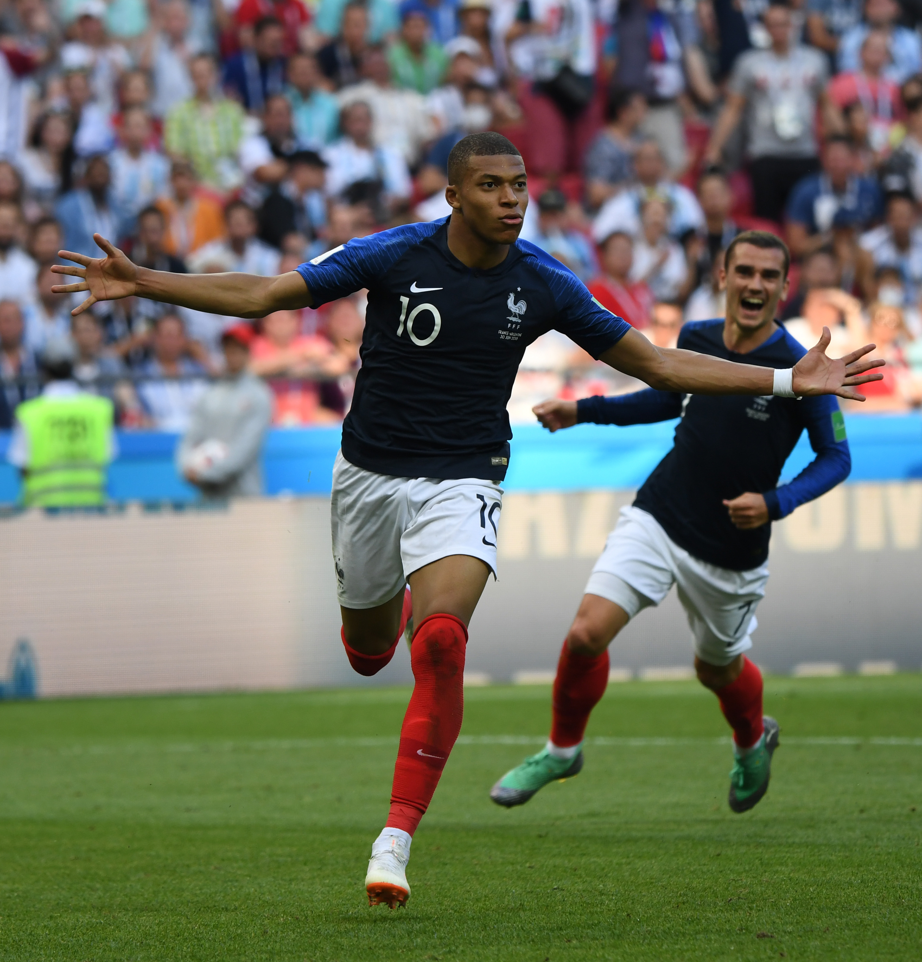 足球国足球迷自发组织万人方阵助威（国足球迷自发组建万人方阵为球队助威）