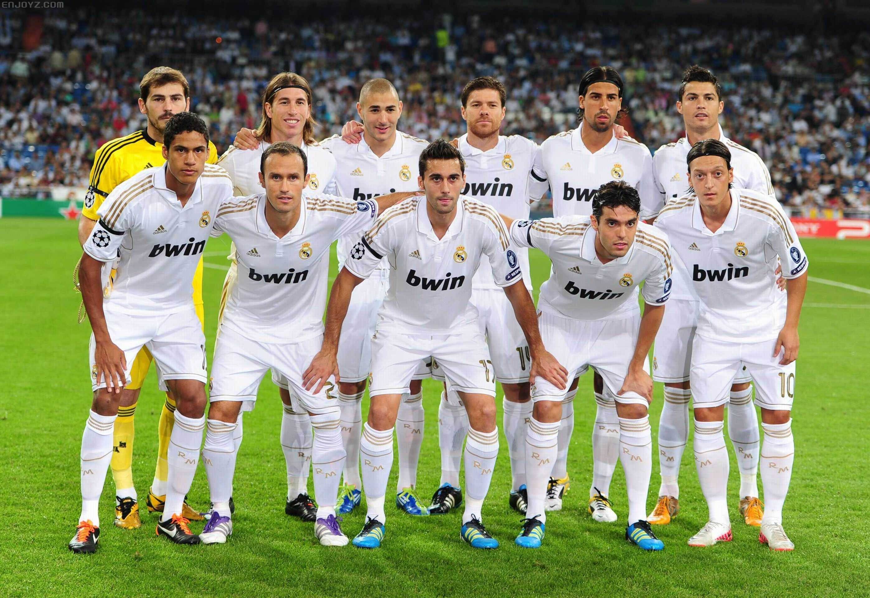 载入史册！阿根廷晒球队卡塔尔世界杯夺冠海报，梅西捧杯C位（铭刻史册！阿根廷发布卡塔尔世界杯冠军海报，梅西捧杯居C位）