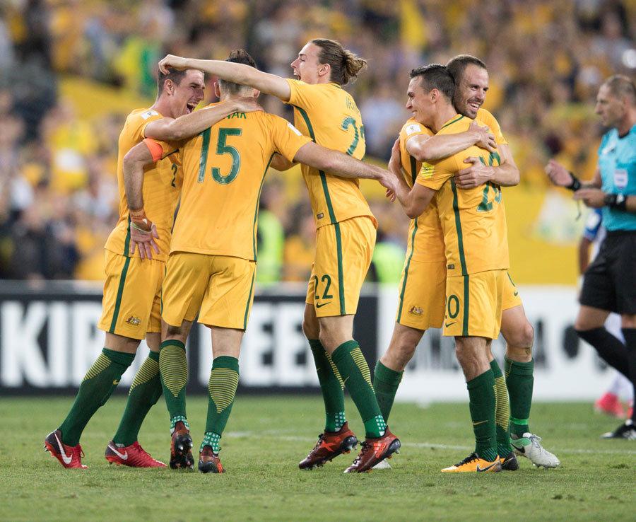 足球国足球迷自发组织万人方阵助威