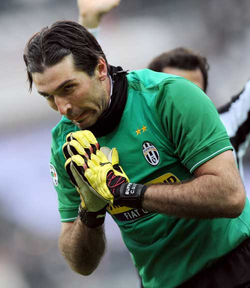 每体：巴萨上周六和莱万经纪人进行了会谈，后者希望再留一年（每体：巴萨周六与莱万经纪人会谈，对方希望其再留队一年）