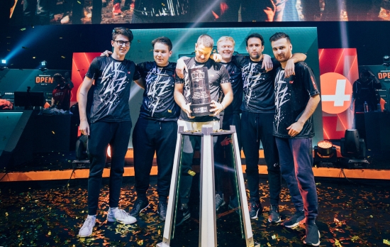 【美图特别版】WE发布夏季赛定妆照：新生不息，不止少年